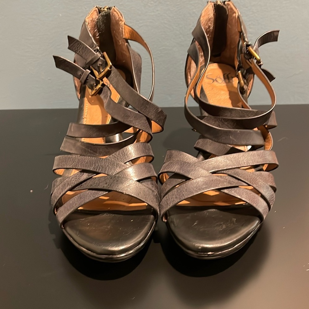 Sofft Black Leqther Cross Strappy Heels